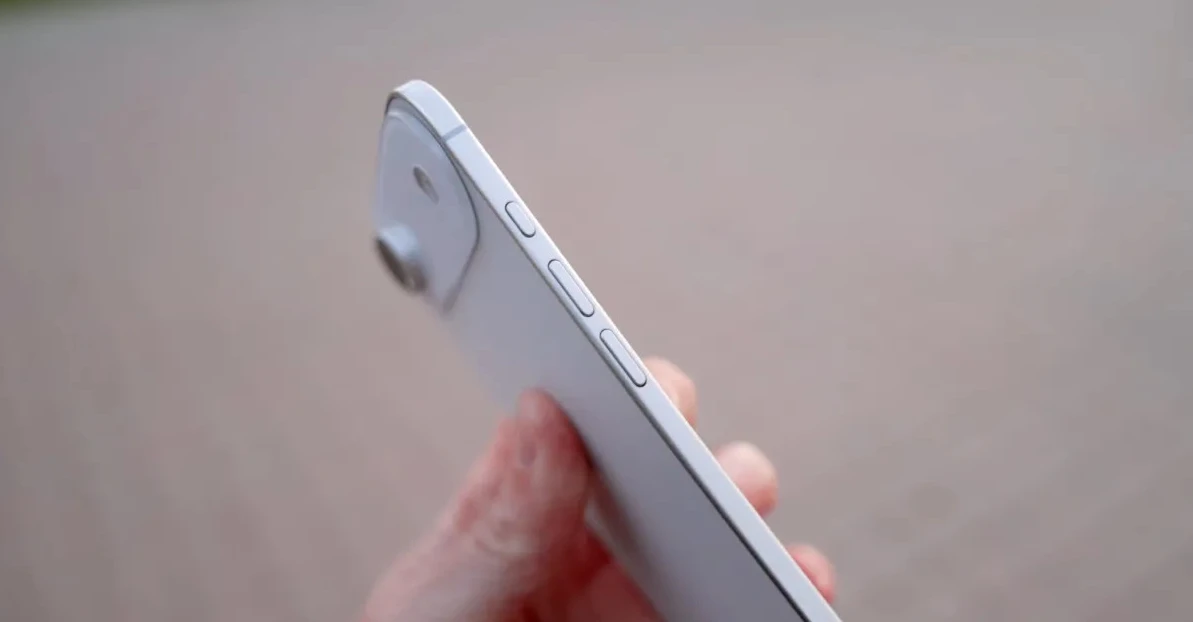 Від громіздких девайсів до невагомості: чому ми знову почали цінувати тонкі та легкі смартфони