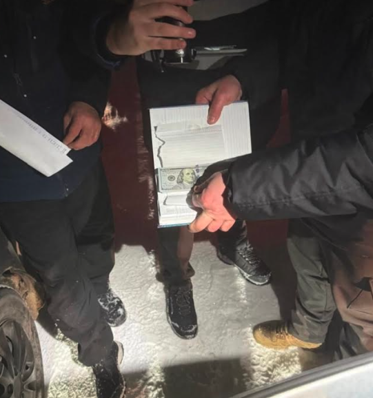 Прилаштовував на "небойові посади": на Чернігівщині на хабарі спіймали офіцера ТЦК