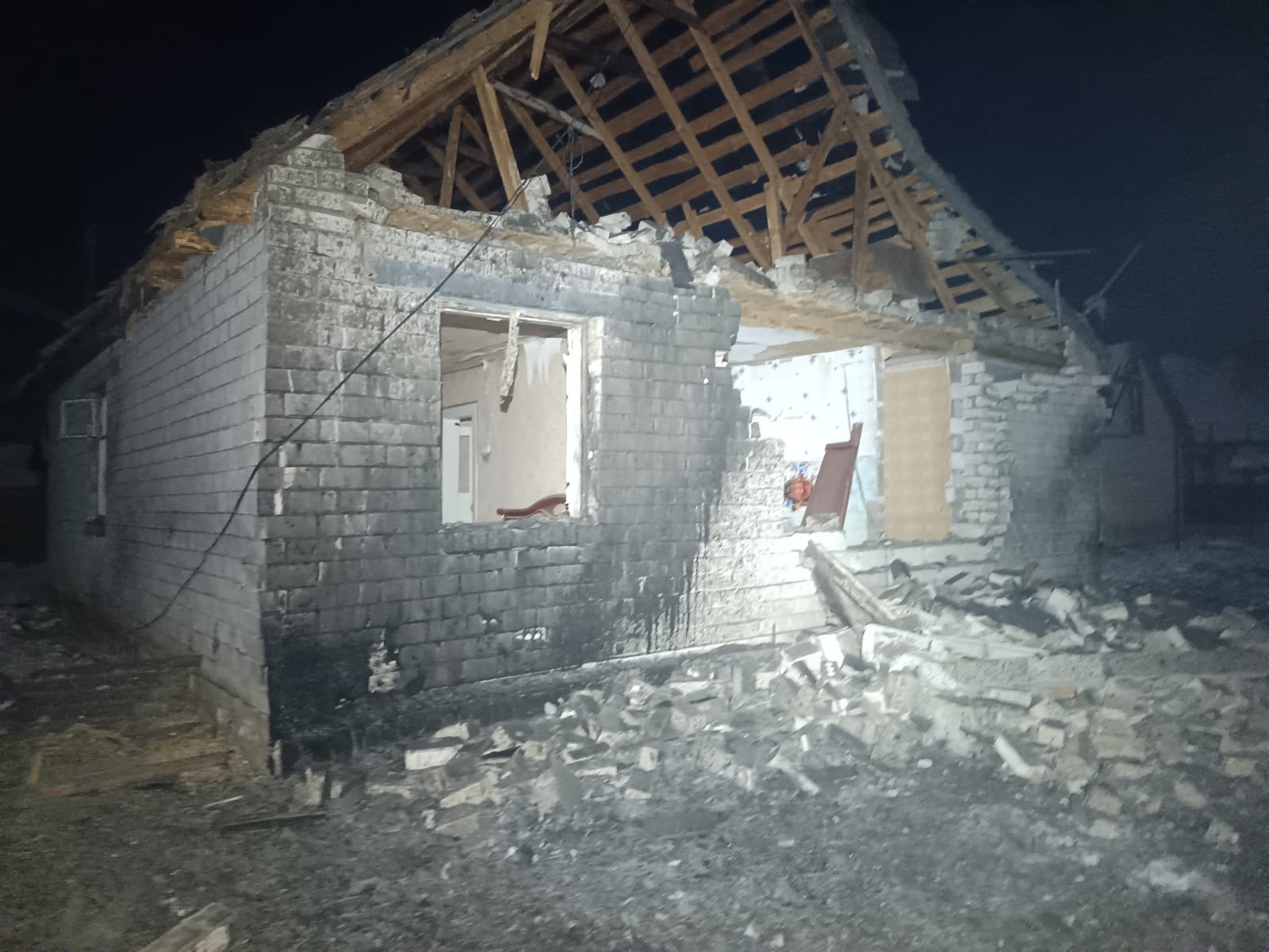 Руйнування у селі на Ніжинщині після удару безпілотника. 4 лютого 2026 року