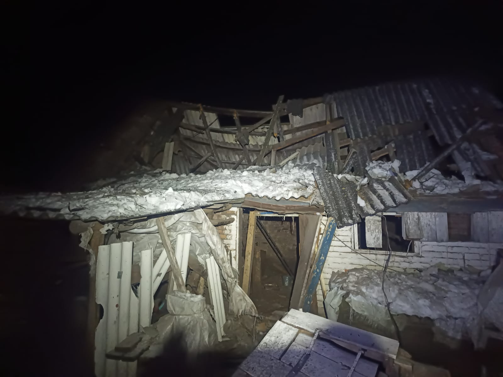 Руйнування у селі на Ніжинщині після удару безпілотника. 4 лютого 2026 року