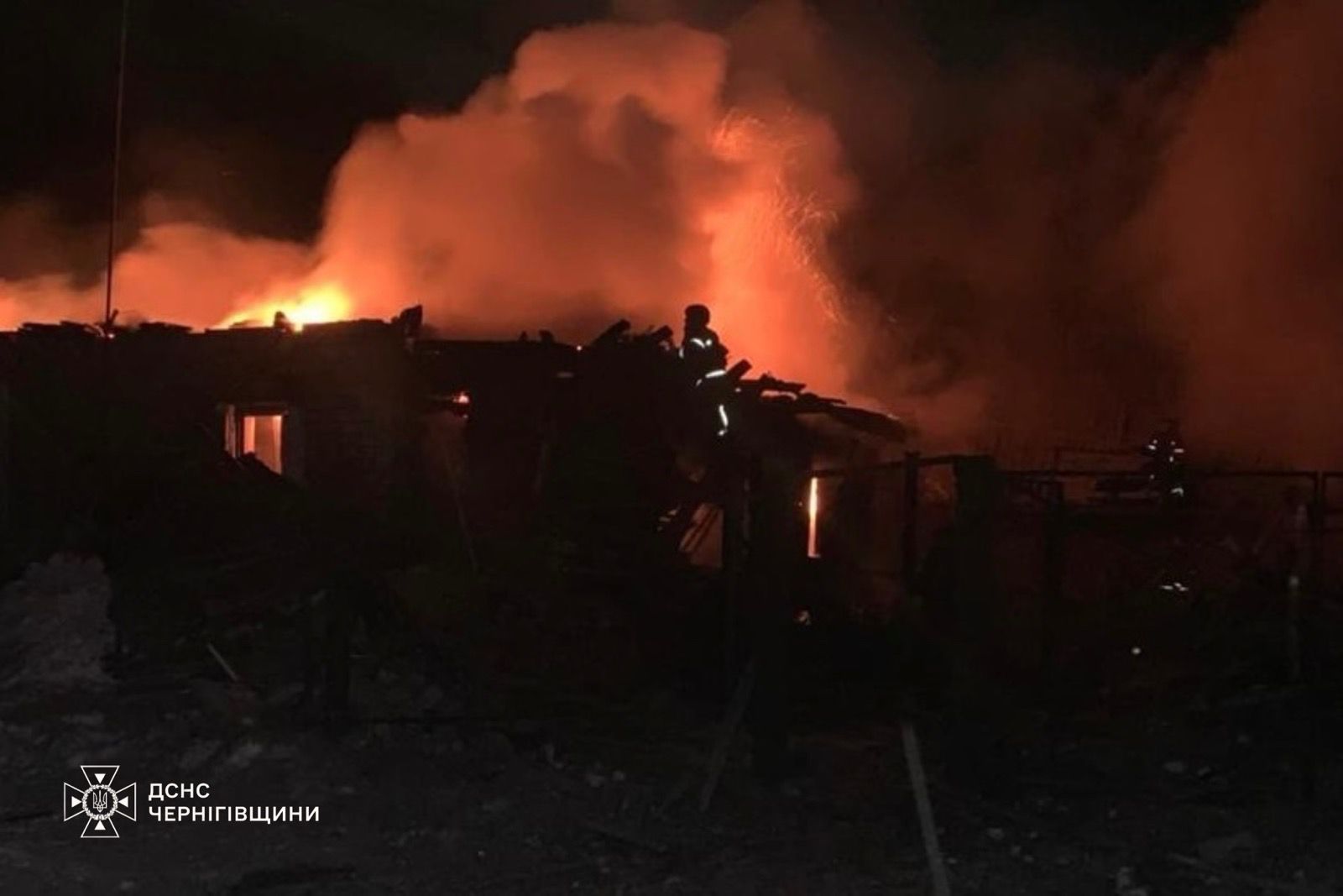 Ворог атакував прикордонну громаду: поранений, пожежі, руйнування