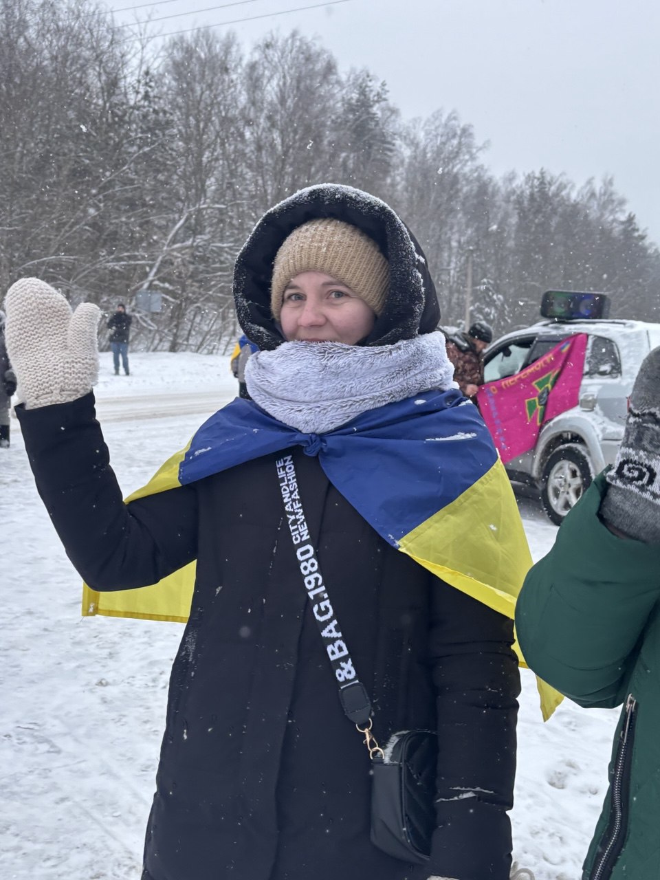 Тетяна Шабовта у плетених рукавичках і шарфику, щоб не змерзнути