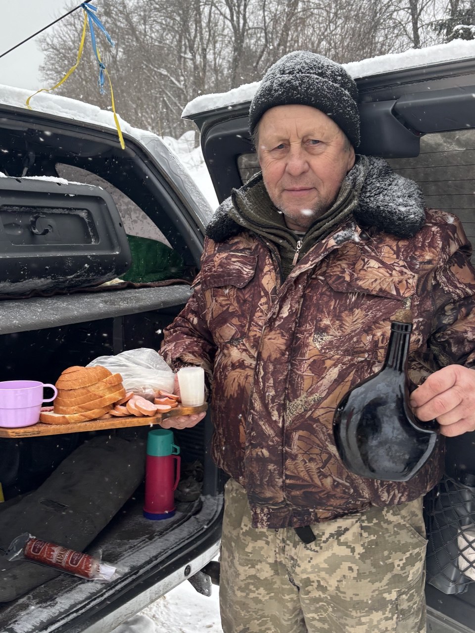 Юрій Карпяк пригощає і гріє, доки чекають автобуси