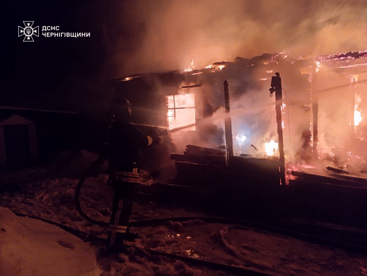 У селі Сновської громади через вибух «герані» загорівся будинок