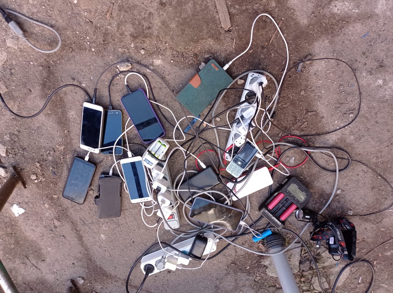 Подружжя з Чернігова збирає недорогі зарядні станції: замовники стають у чергу