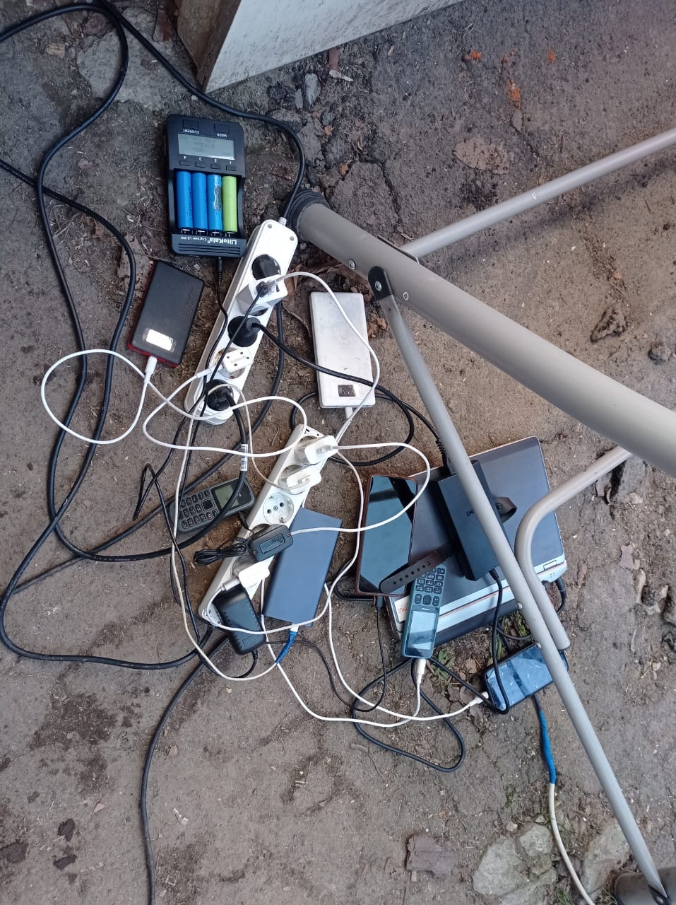 Подружжя з Чернігова збирає недорогі зарядні станції: замовники стають у чергу