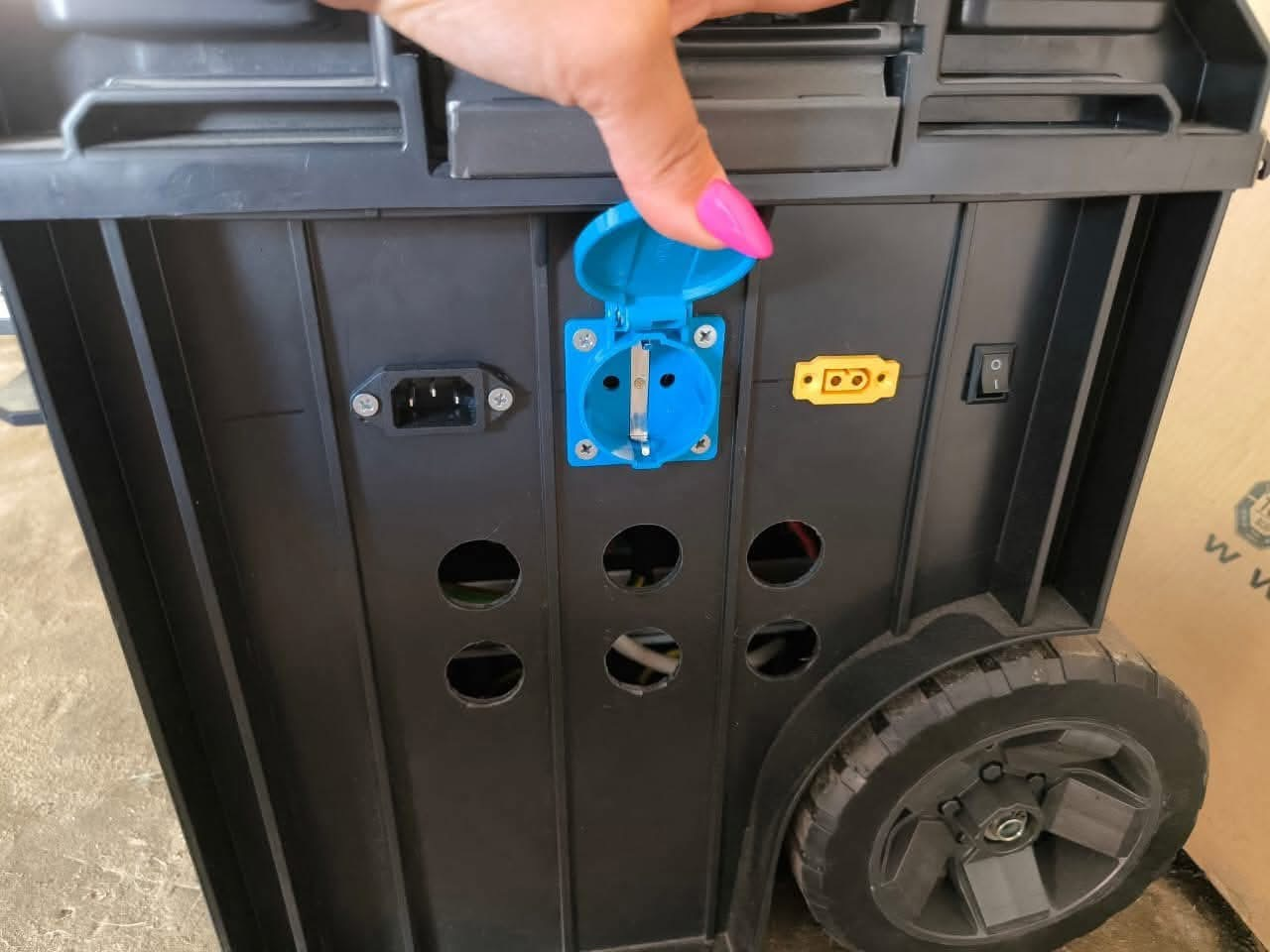 Подружжя з Чернігова збирає недорогі зарядні станції: замовники стають у чергу