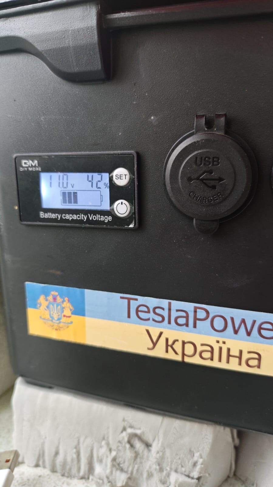 Подружжя з Чернігова збирає недорогі зарядні станції: замовники стають у чергу