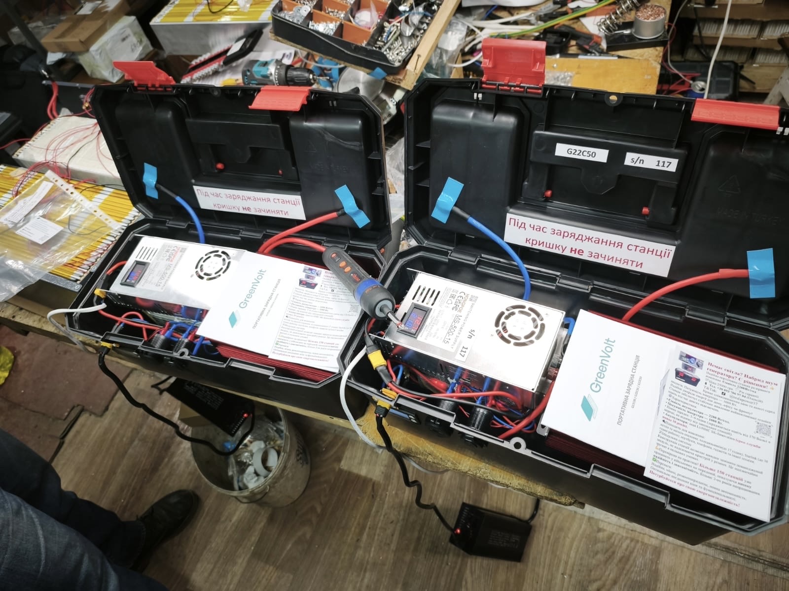 Подружжя з Чернігова збирає недорогі зарядні станції: замовники стають у чергу