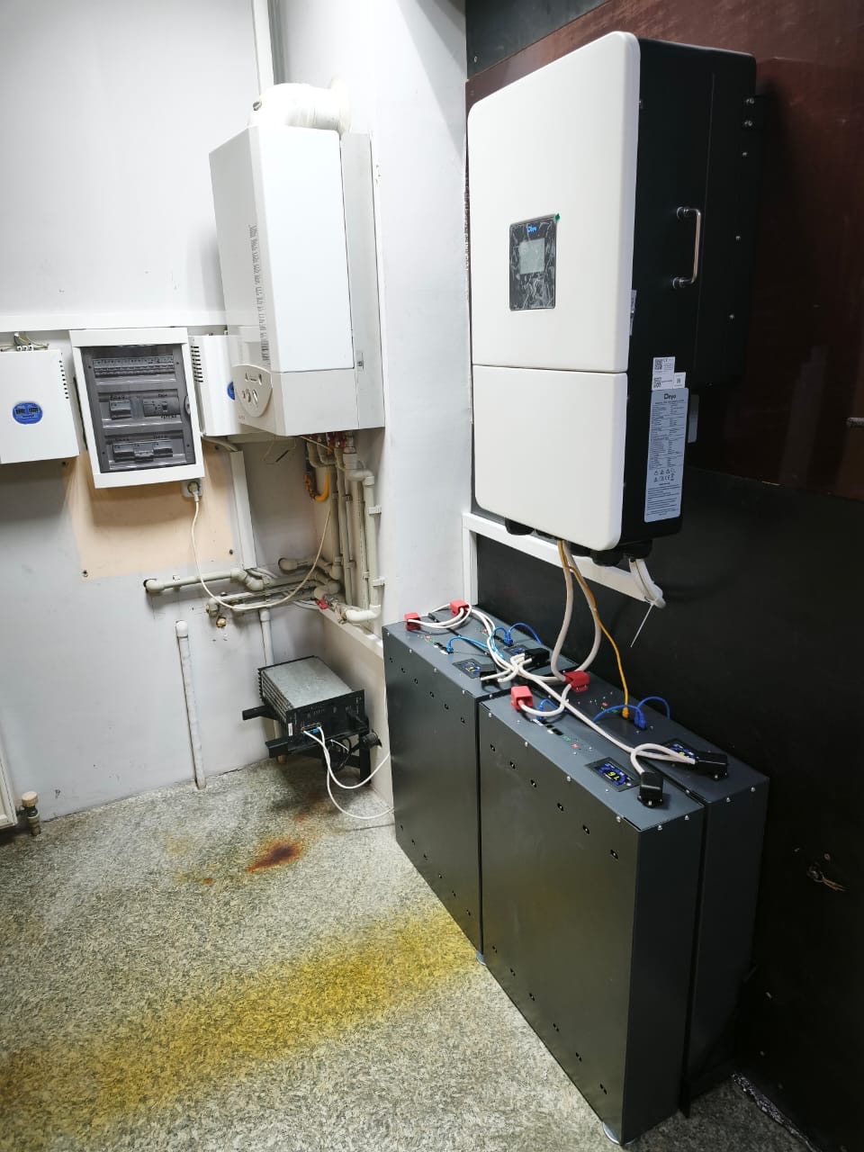 Подружжя з Чернігова збирає недорогі зарядні станції: замовники стають у чергу