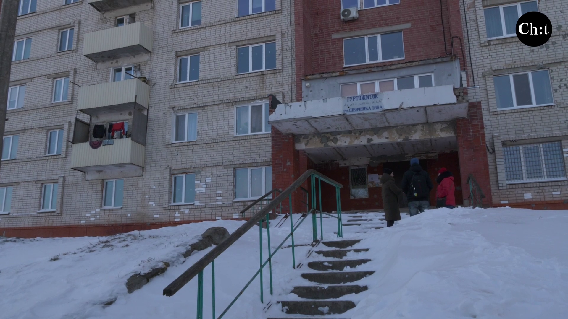 Били прямою наводкою: в яких умовах живуть люди у пошкодженому ворогом гуртожитку