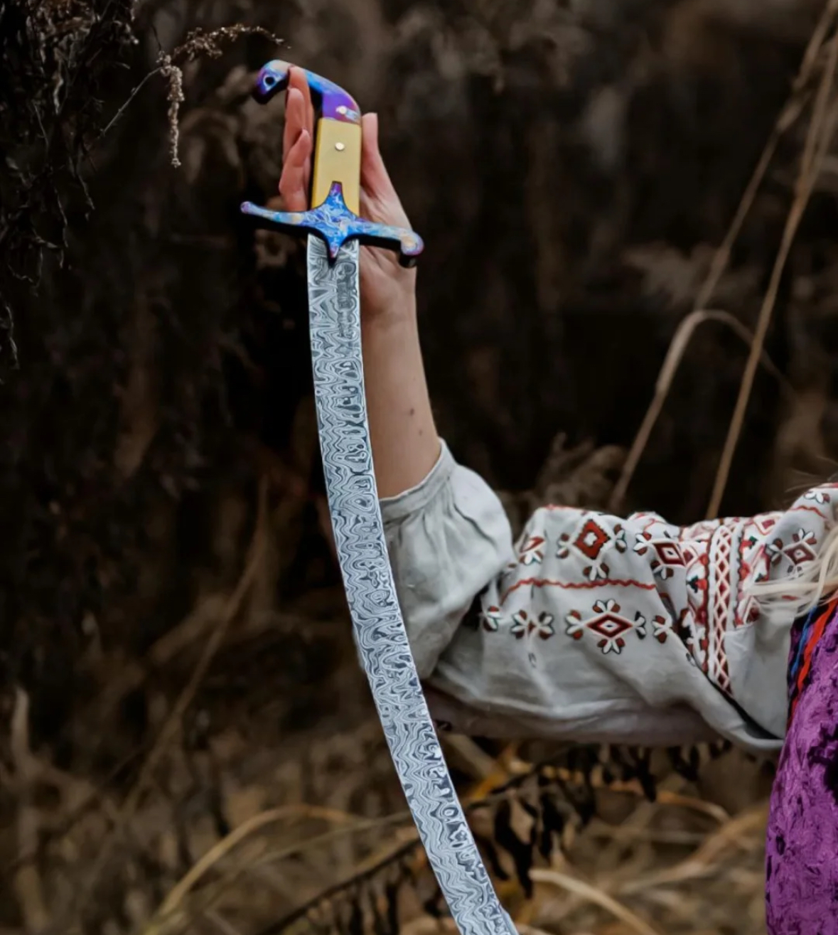 Зброяр із Чернігівщини створив унікальну шаблю для відомого боксера