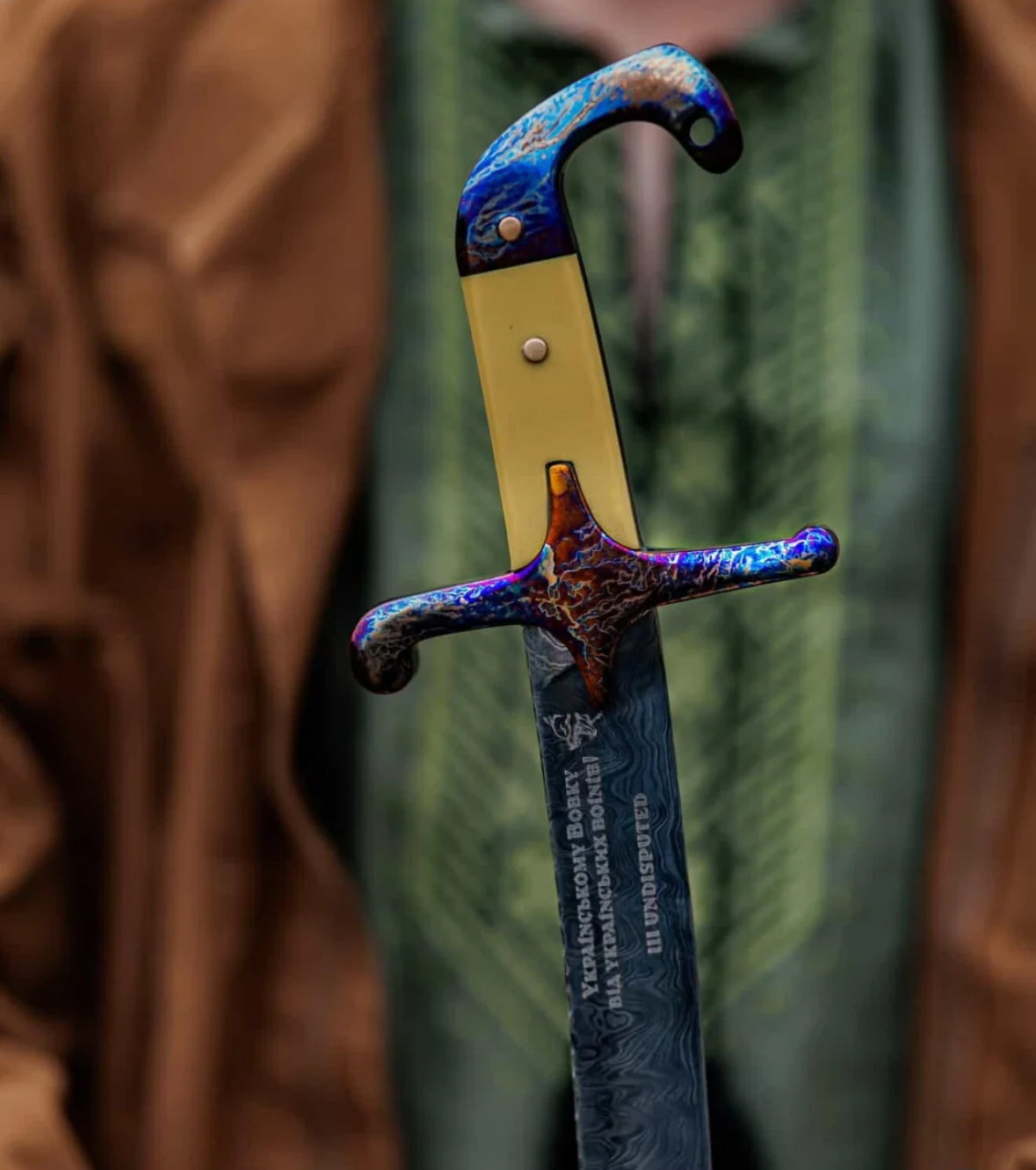 Зброяр із Чернігівщини створив унікальну шаблю для відомого боксера