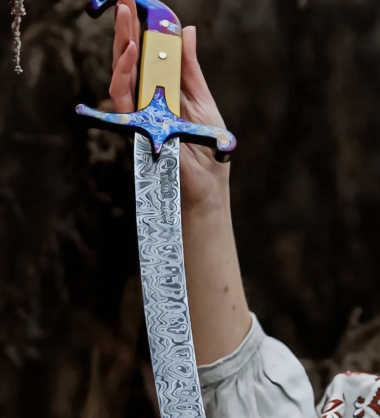 Олександр Усик отримав шаблю ручної роботи в якості подарунка від земляків