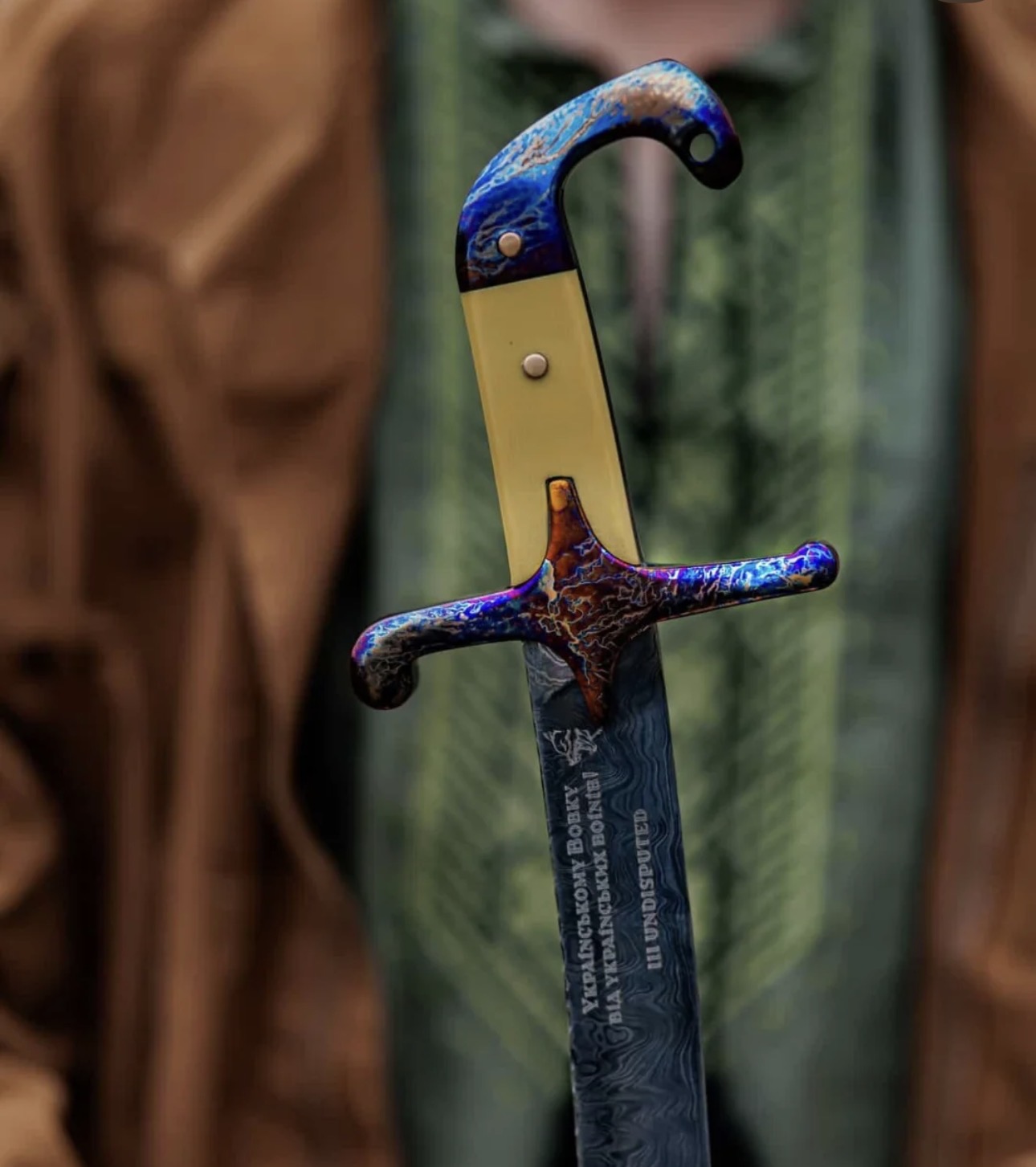 Олександр Усик отримав шаблю ручної роботи в якості подарунка від земляків