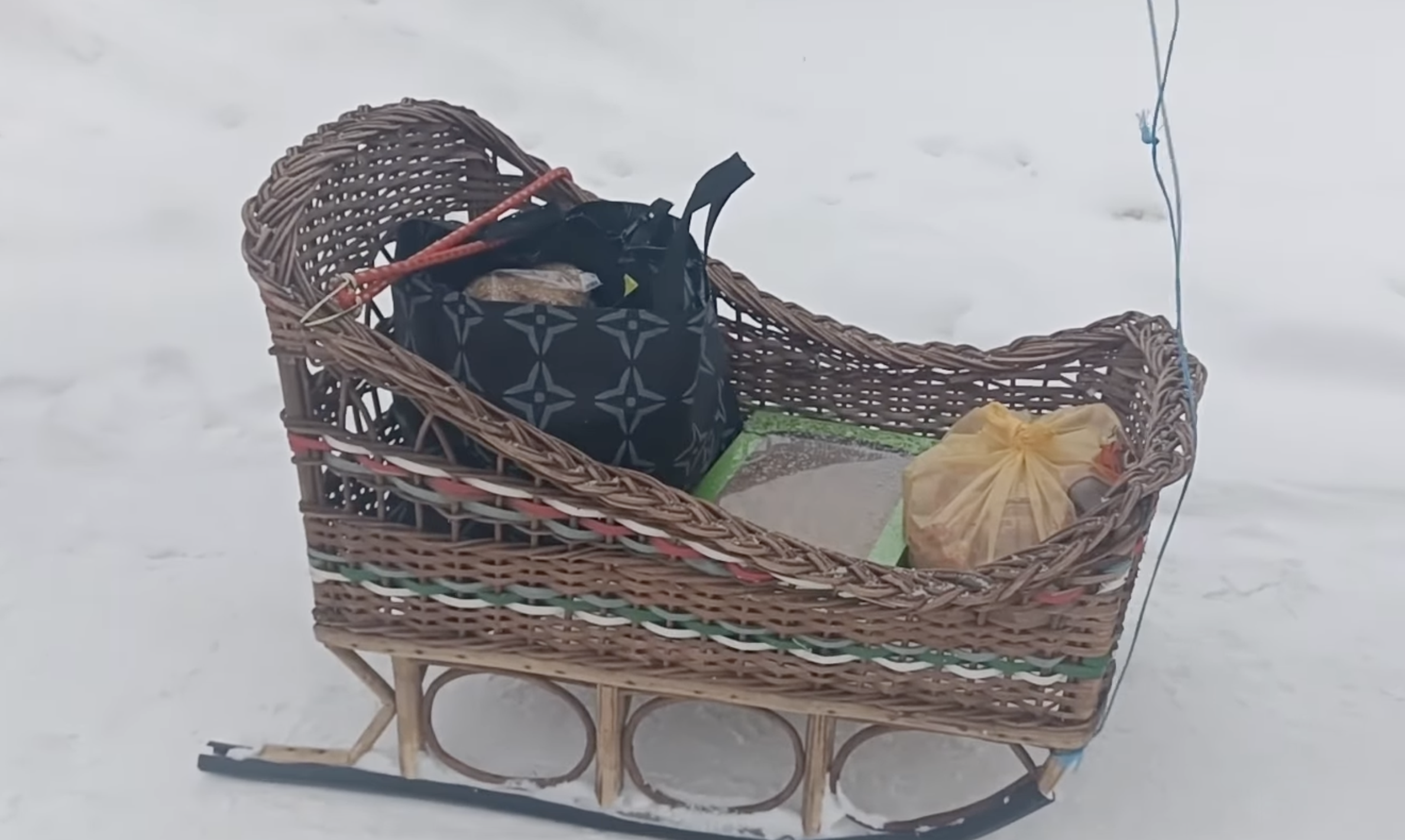 Плетені санки: як їздять за покупками у засніжених селах на Чернігівщині