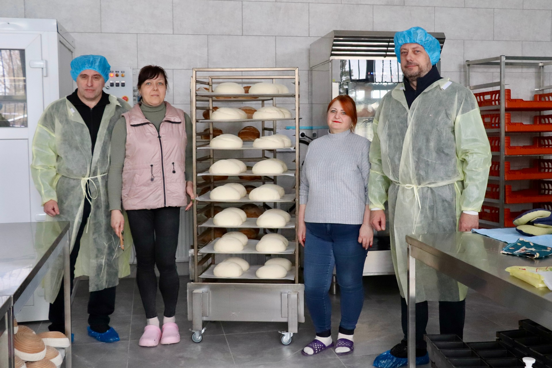 Дві працівниці готують до пів тисячі паляниць за зміну: у громаді відкрили комунальну пекарню