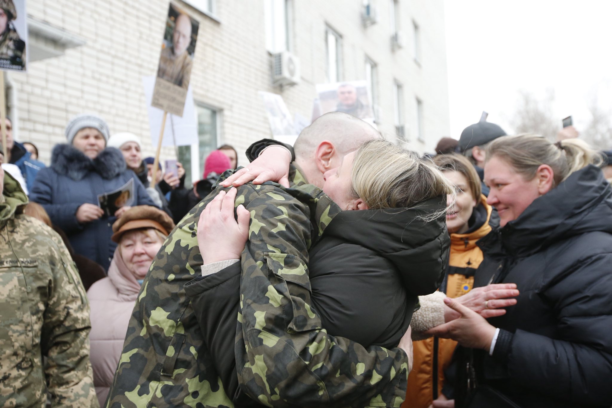 «Вірте в нас. Вірте в Україну»: стали відомі імена військових із Чернігівщини, які повернулися з полону