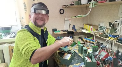 Олександр Рибенок у захисних окулярах у своїй майстерні