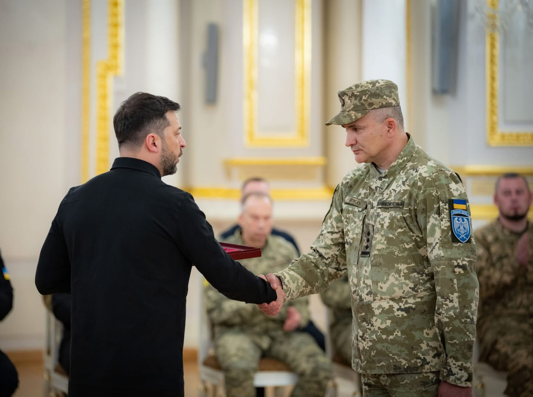 Олександр Довгач. Президент вручає Олександру Довгачу "Золоту Зірку" Героя України