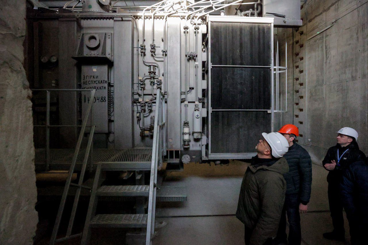 Перший віцепремʼєр - Міністр енергетики україни Денис Шмигаль показа один із енергообʼєктів