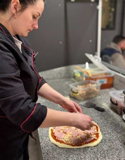 Працюють навіть без світла: молода підприємиця відкрила піцерію на дровах