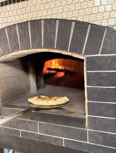 Працюють навіть без світла: молода підприємиця відкрила піцерію на дровах