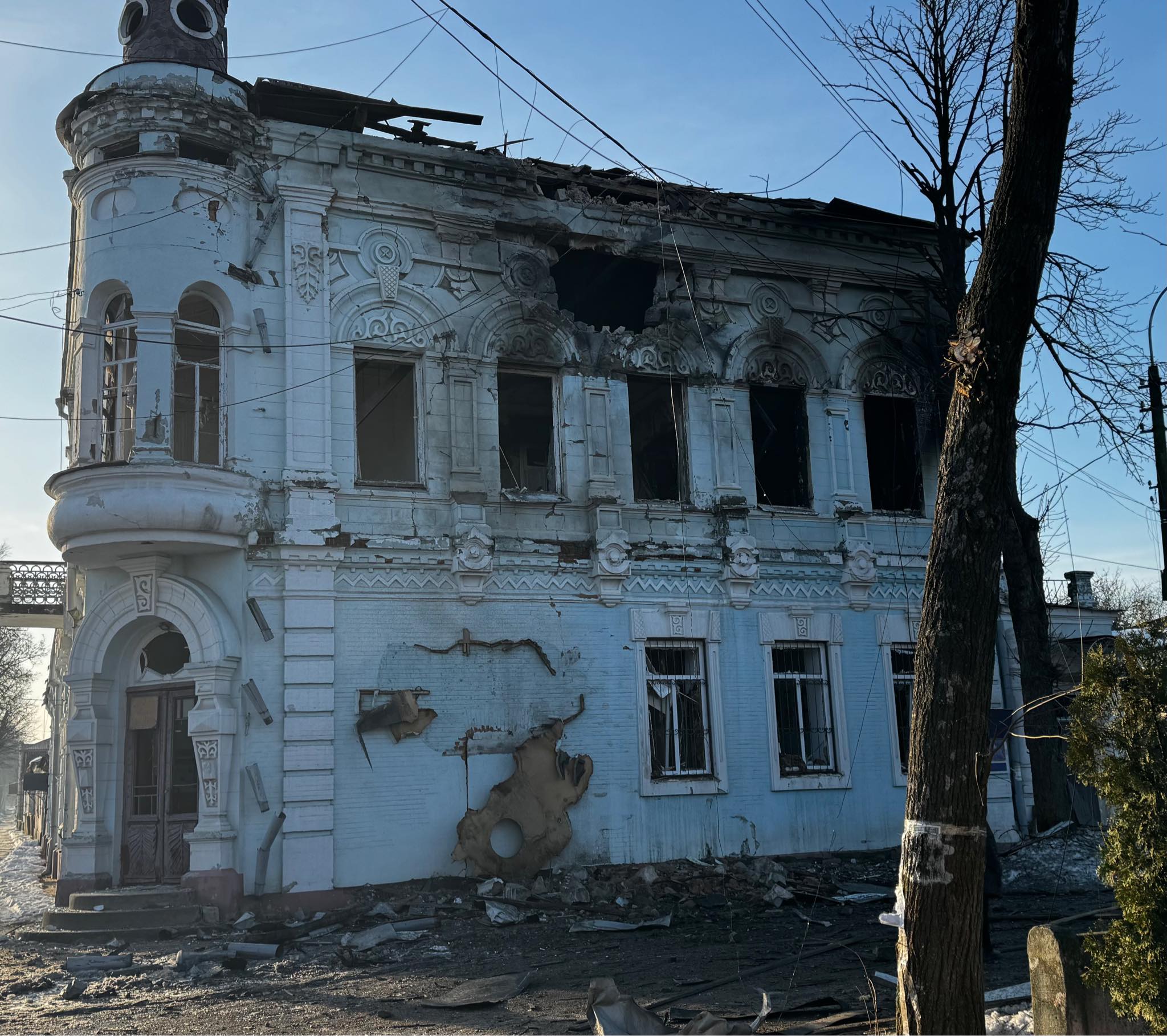 Росіяни ударили по бібліотеці на Чернігівщині: пожежа та руйнування