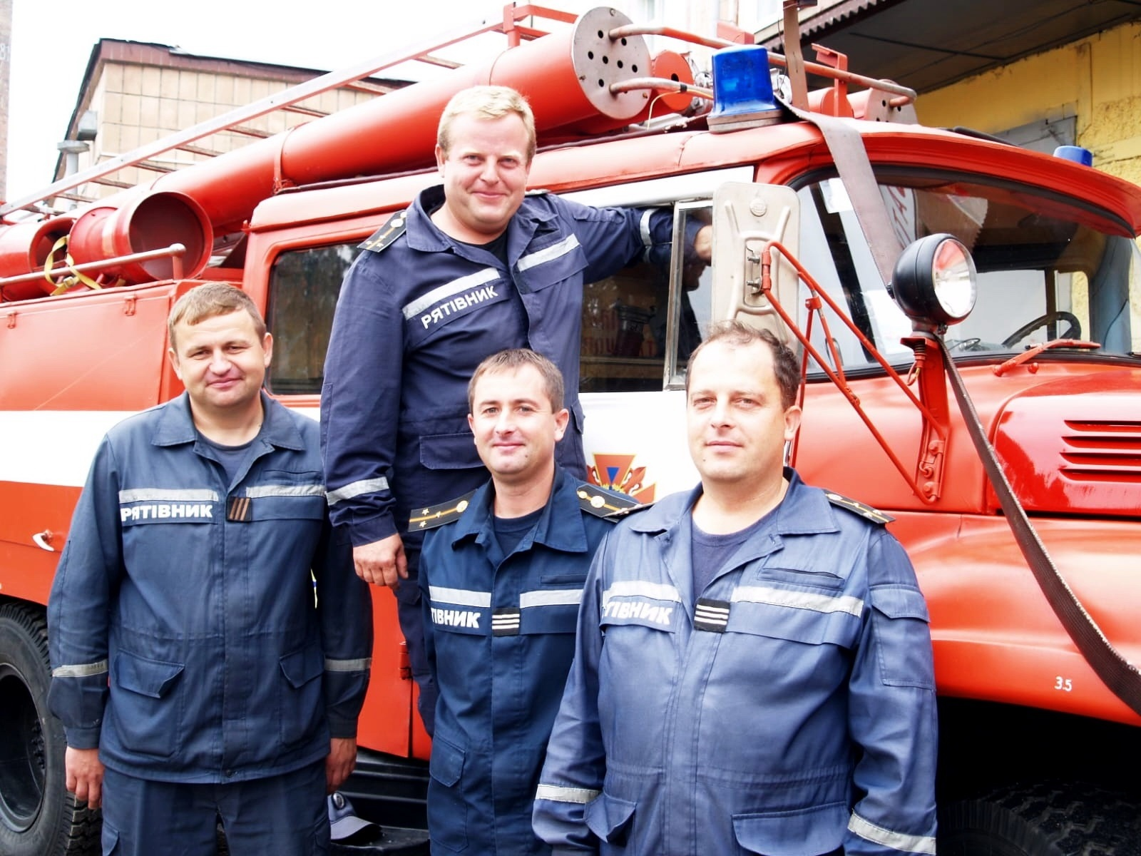 Павло Рубей з колегами-рятувальниками