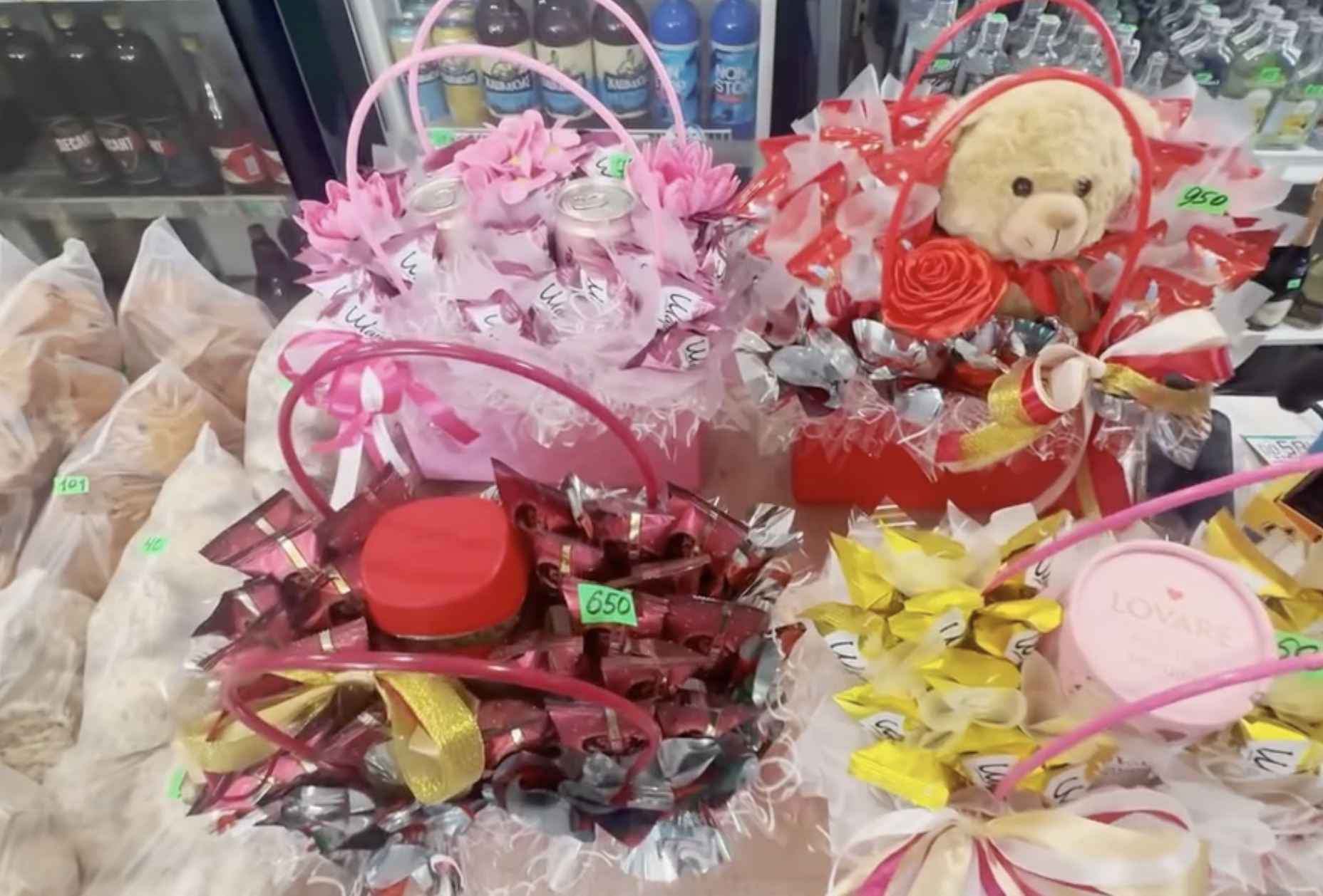 Незвичні букети роблять у магазині біля траси: із алкоголем, цукерками, шкарпетками
