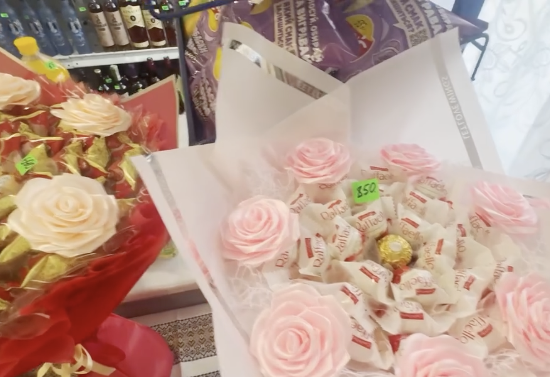 Незвичні букети роблять у магазині біля траси: із алкоголем, цукерками, шкарпетками