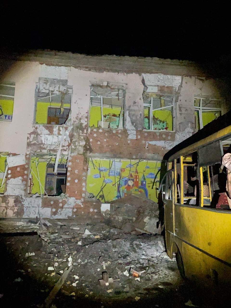 Росіяни поцілили у ліцей та шкільні автобуси на Чернігівщині. Понорницька громада, 18 березня 2026 року