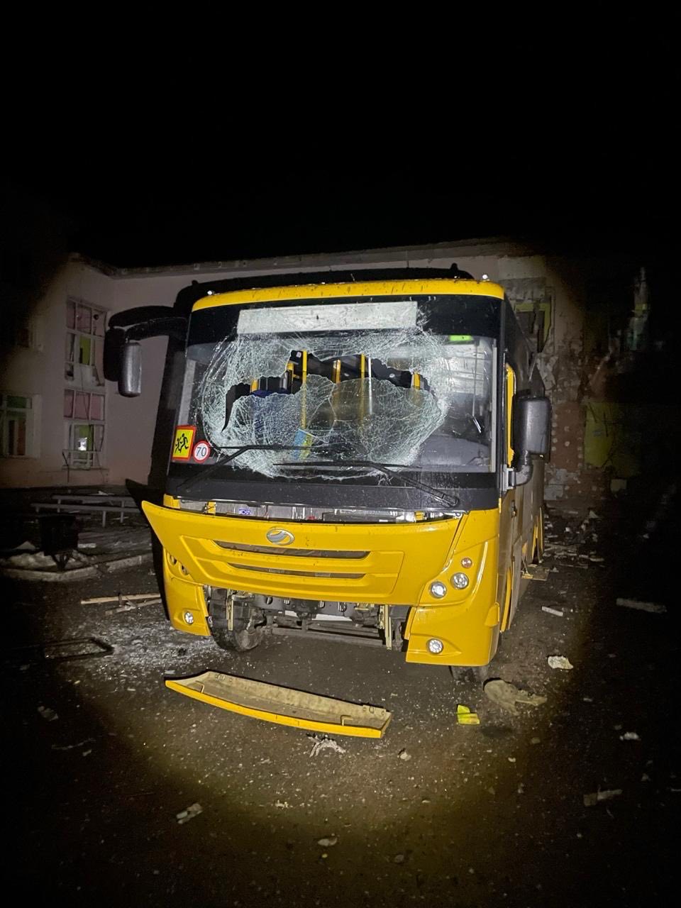 Росіяни поцілили у ліцей та шкільні автобуси на Чернігівщині. Понорницька громада, 18 березня 2026 року