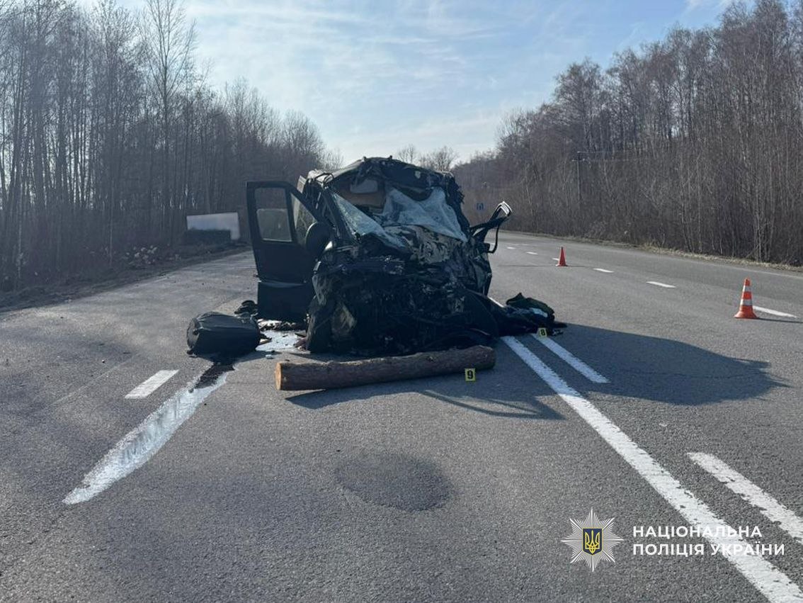 На Чернігівщині легковик вʼїхав у причеп із колодами