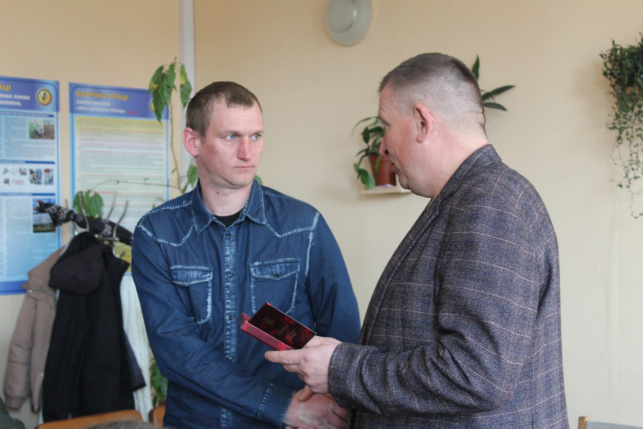 Після поранення - на енергетичний фронт: ветеран із Чернігівщини отримав орден