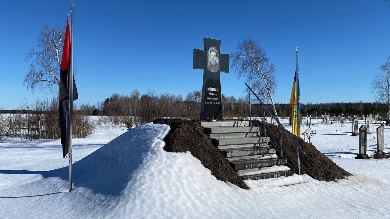 Єдина дитина: вчителька з Чернігівщині звела курган та козацький хрест на могилі загиблого на війні сина