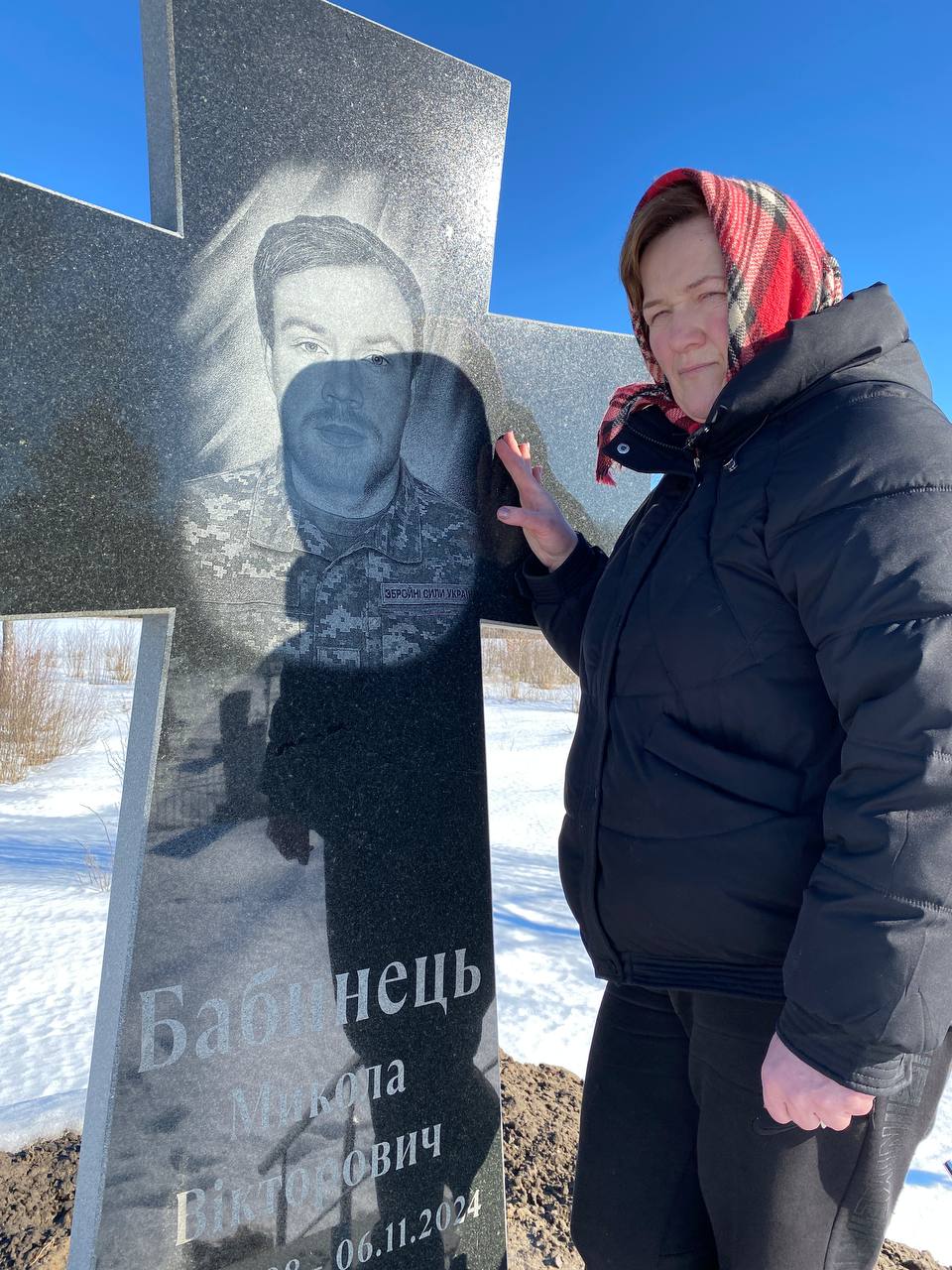 Олена Бабинець біля хреста.