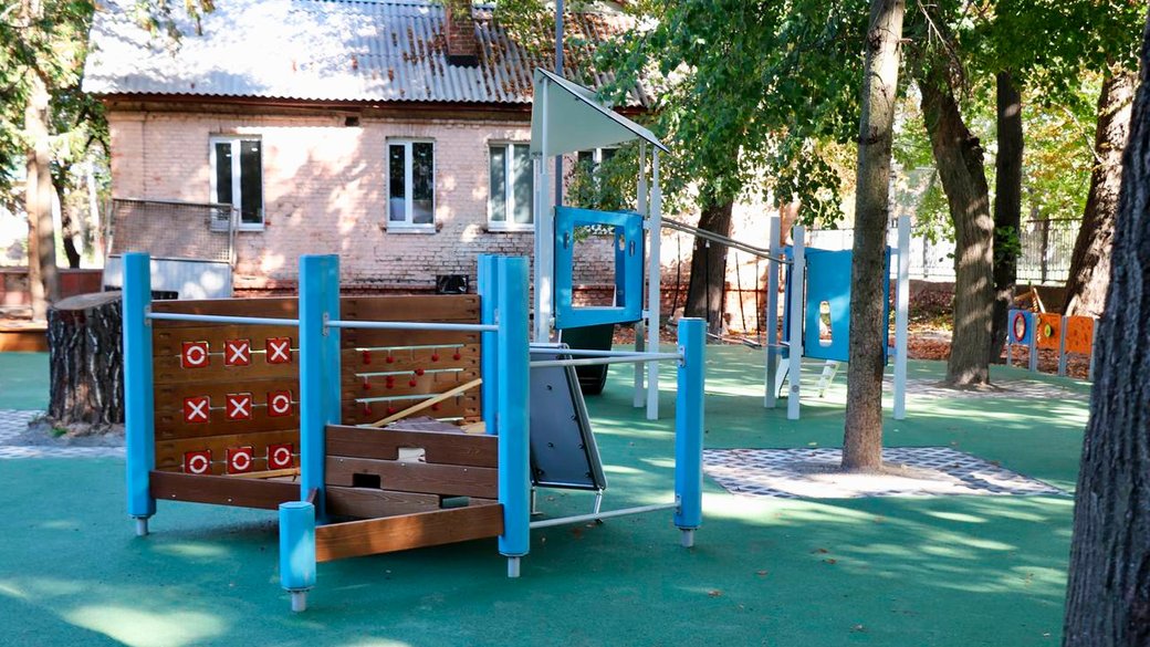 Дитячий майданчик на території Чернігівської районної лікарні