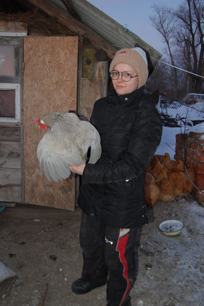 Жінка з Криму на Чернігівщині розводить породистих курей