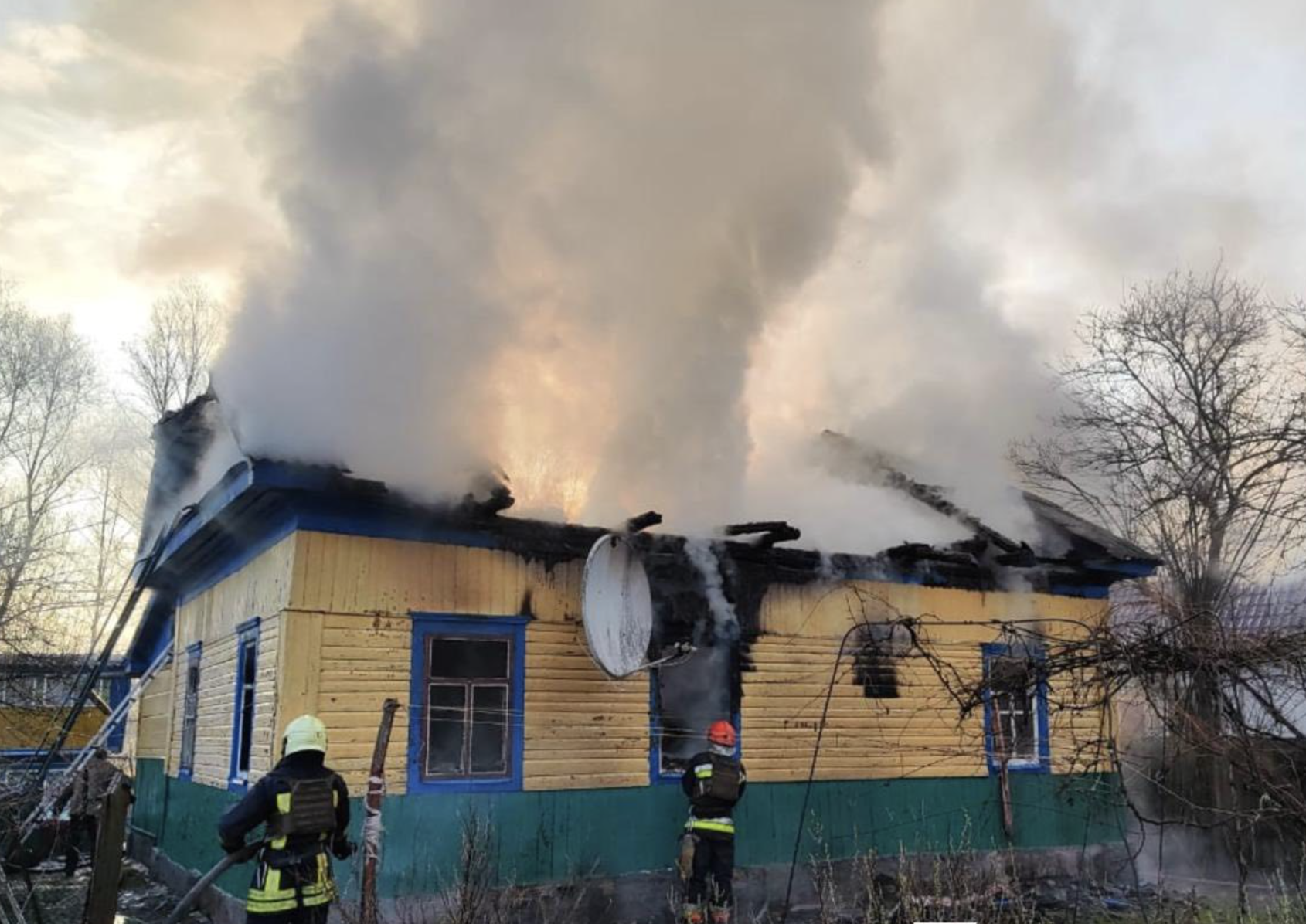 ДСНС показало пожежі на Чернігівщині: будинки горять після російських ударів