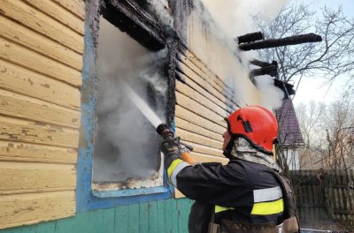 ДСНС показало пожежі на Чернігівщині: будинки горять після російських ударів