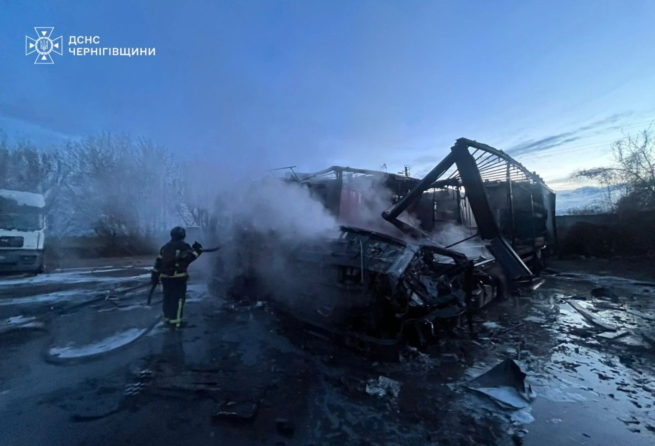 Дрони вдарили по приватній автостоянці на Чернігівщині: що відомо про наслідки