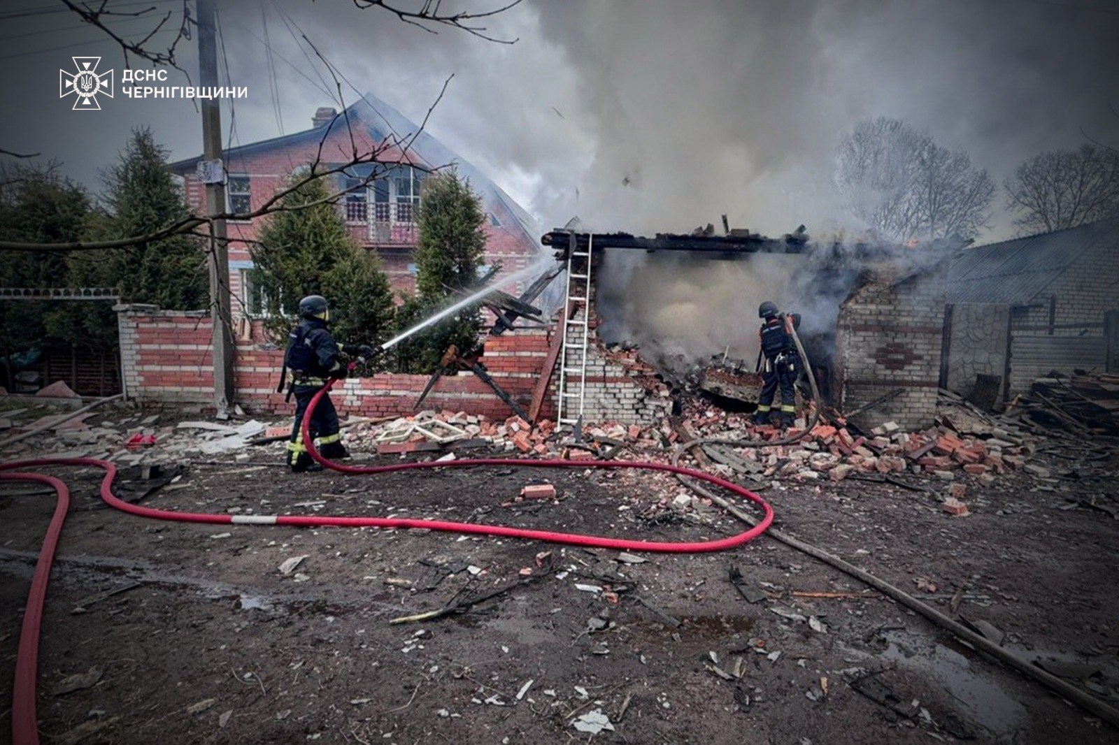 Пожежа після удару: перші подробиці атаки на село неподалік Чернігова
