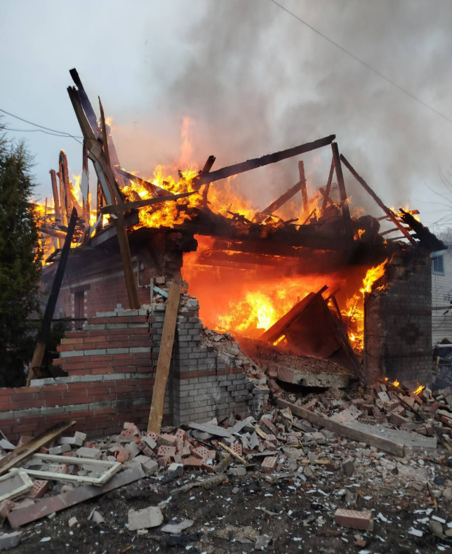 Пожежа після удару: перші подробиці атаки на село неподалік Чернігова