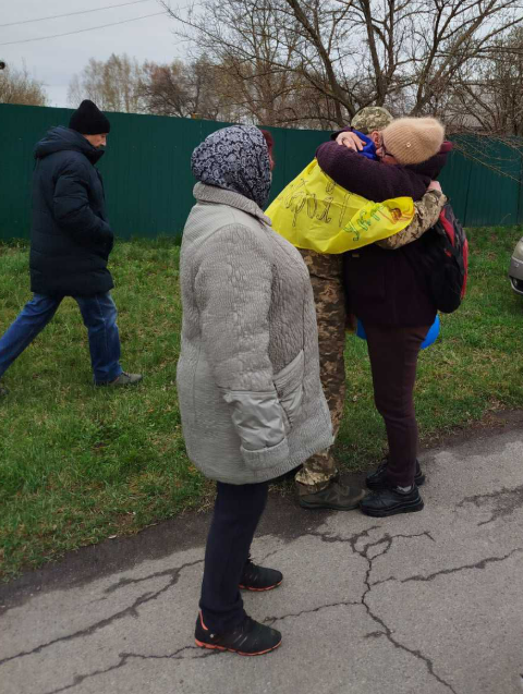 «Його там засудили на 17 років»: як громада зустріла захисника після полону