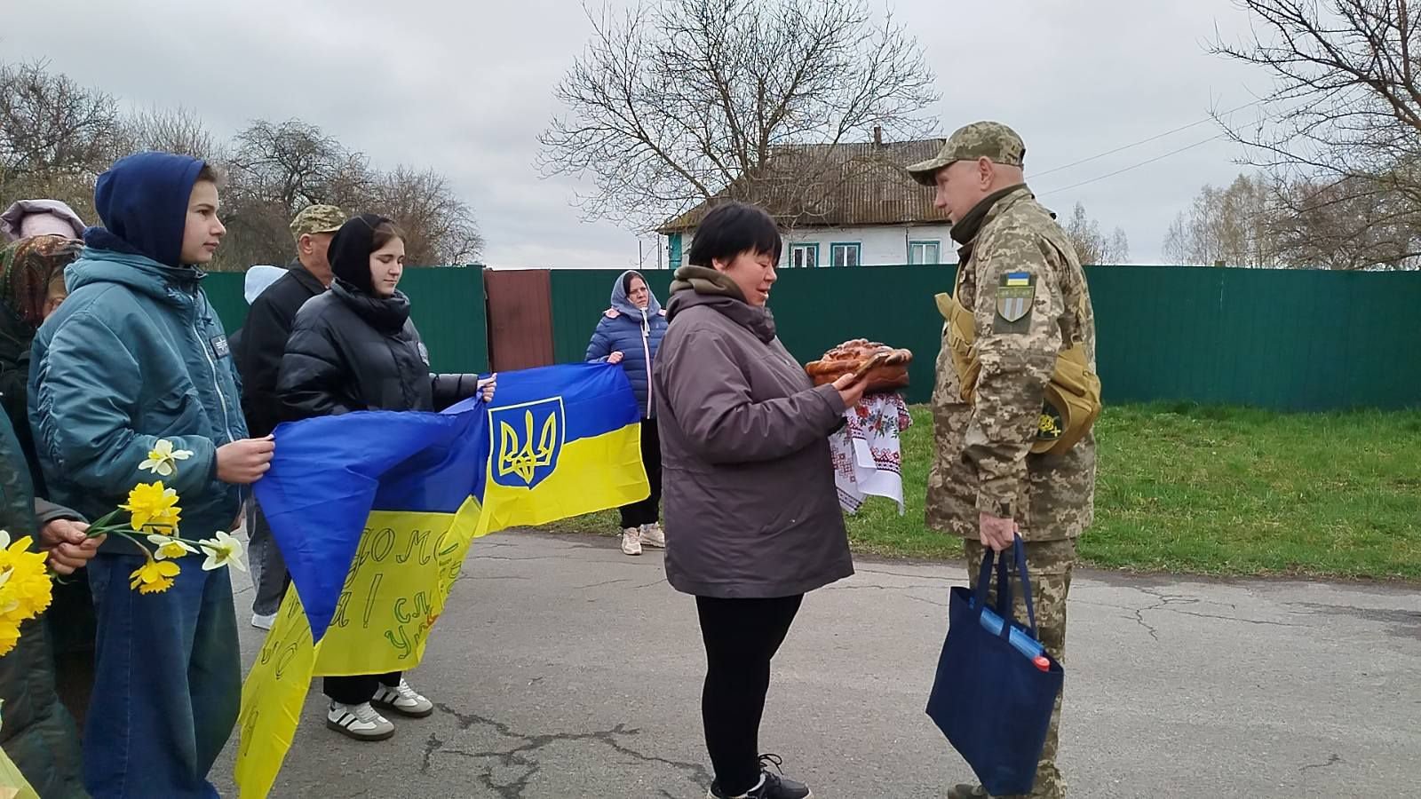 «Його там засудили на 17 років»: як громада зустріла захисника після полону