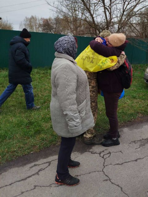 «Його там засудили на 17 років»: як громада зустріла захисника після полону