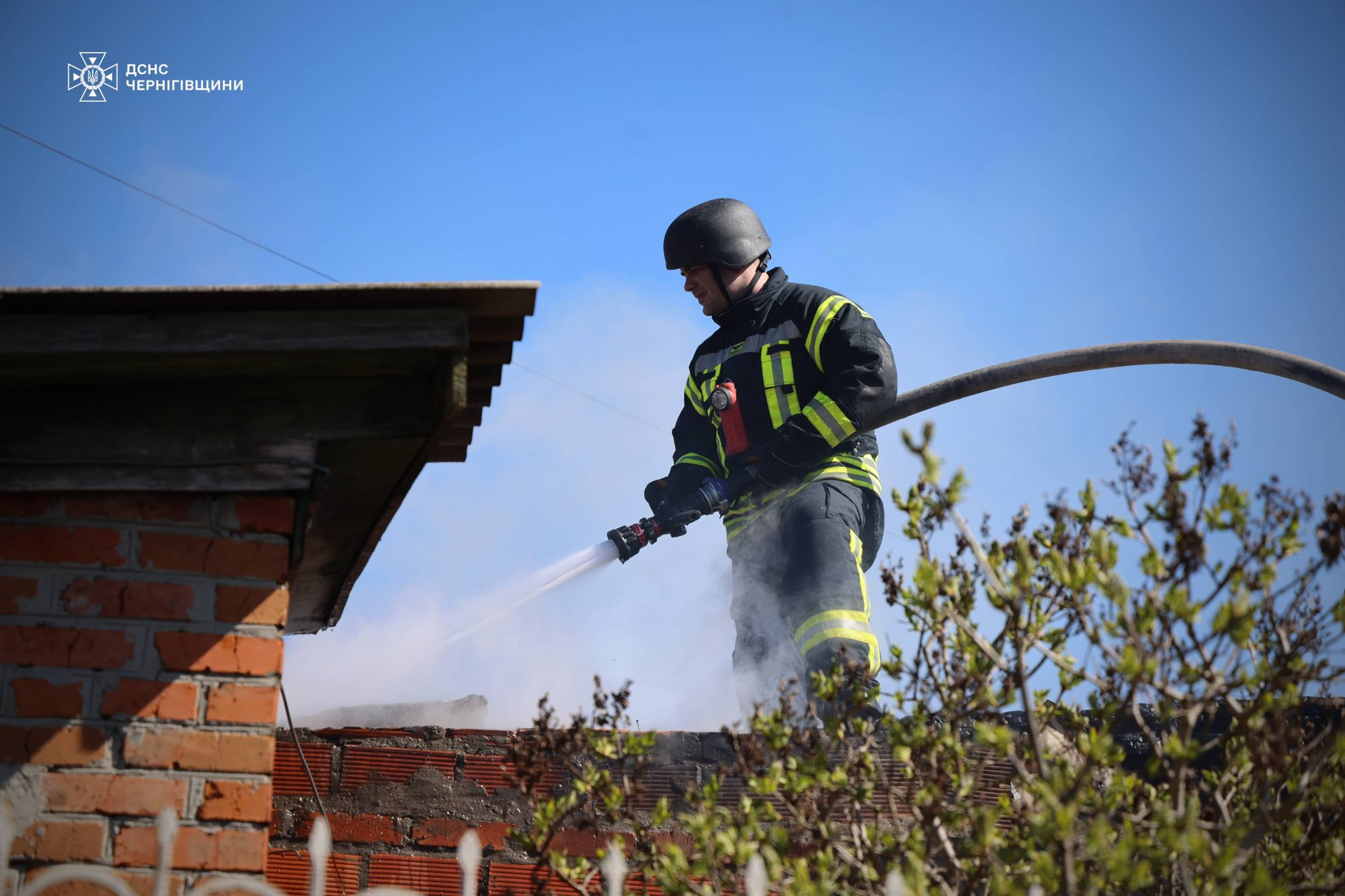 Чернігівські рятувальники понад годину гасили пожежу після прильоту