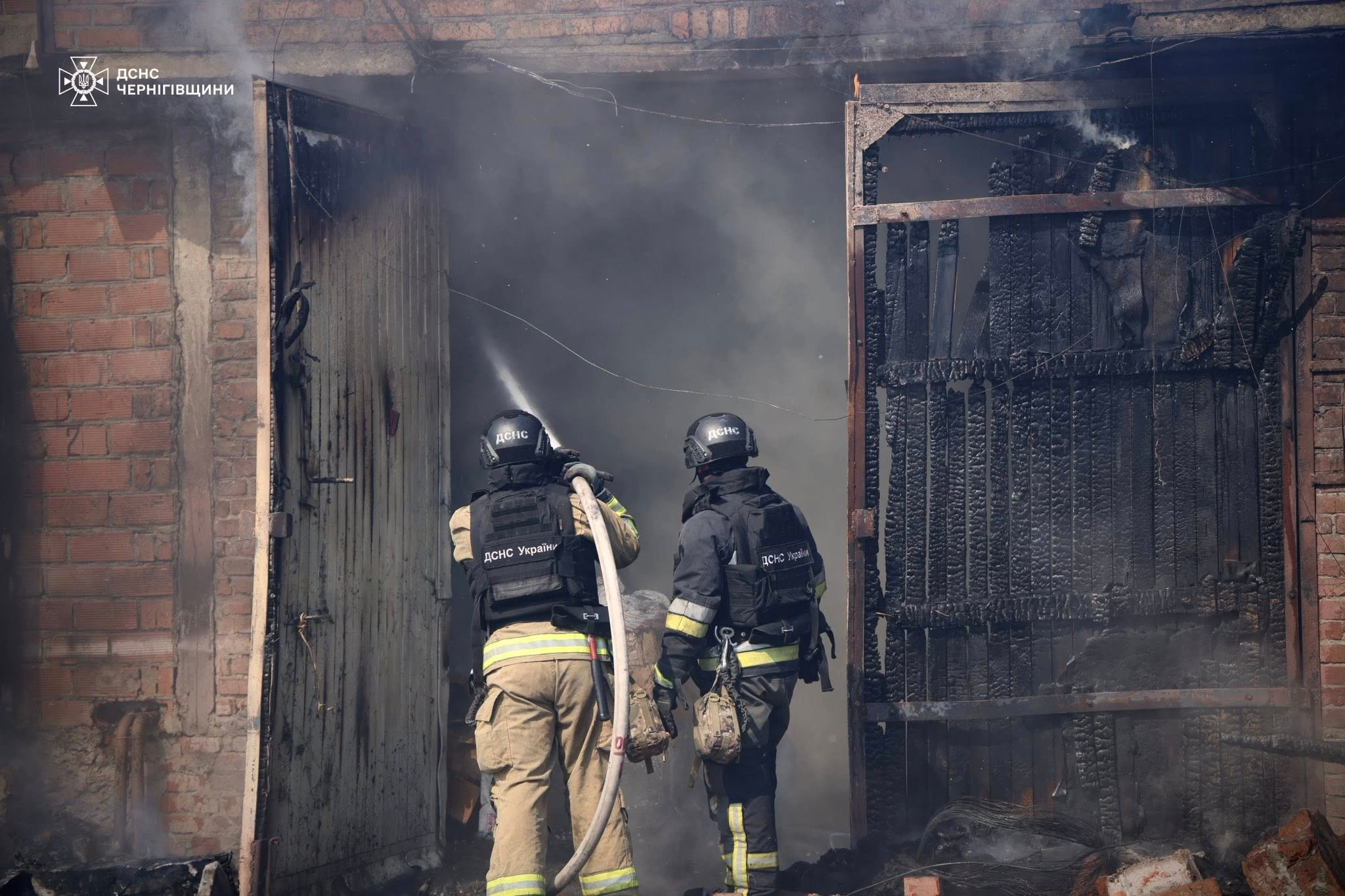Чернігівські рятувальники понад годину гасили пожежу після прильоту