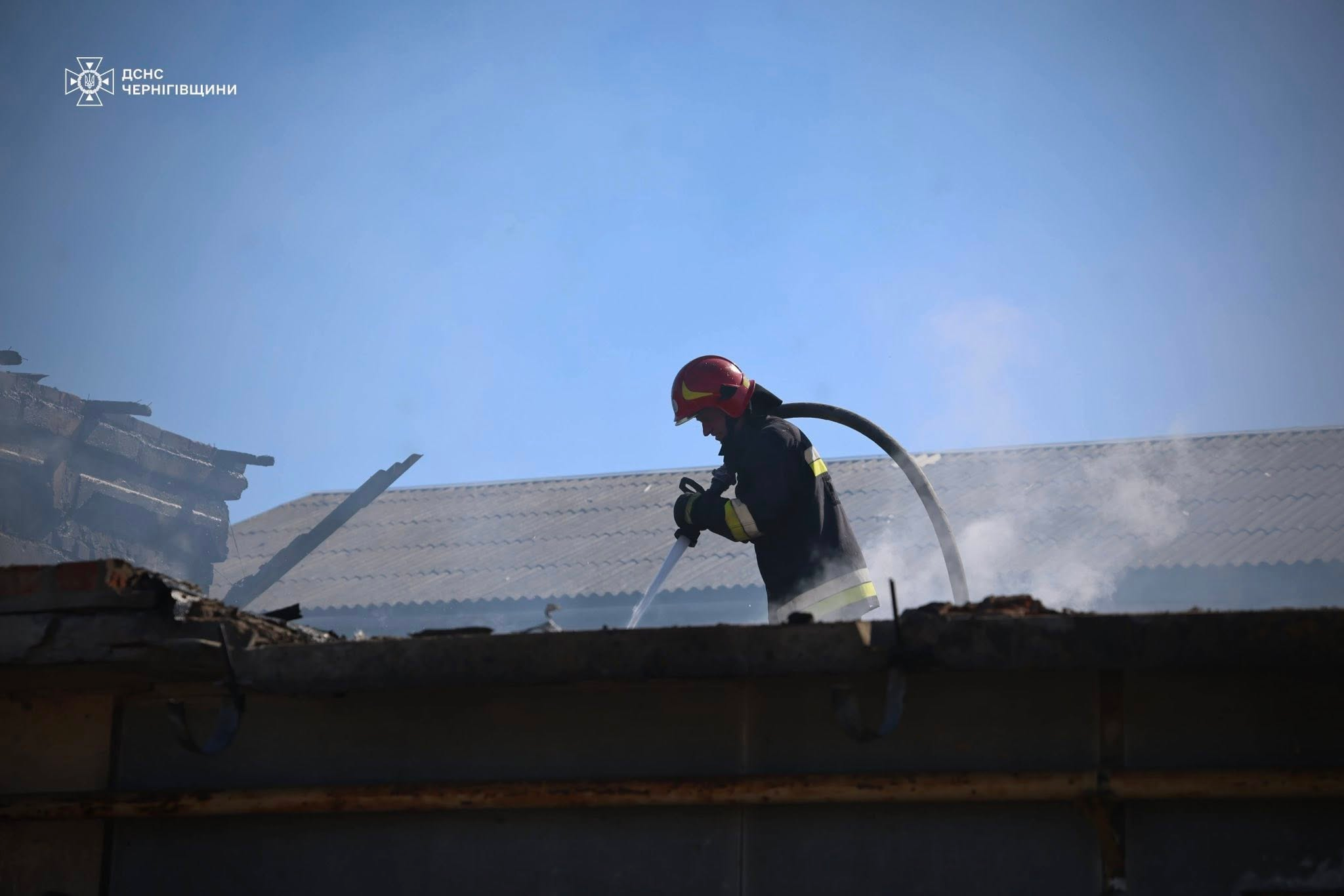 Чернігівські рятувальники понад годину гасили пожежу після прильоту